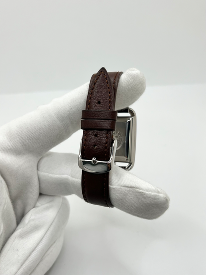 Montre Hermès Cape Cod Automatic CC1.710 à remontage automatique, reconnaissable à son boîtier carré aux lignes élégantes. Ce modèle emblématique de la maison Hermès associe un design intemporel à un style raffiné. La référence CC1.710 séduit par son esthétique sobre et sophistiquée, idéale pour un porté quotidien comme pour une tenue élégante. Une montre Hermès de caractère, parfaite pour les amateurs d’horlogerie et de pièces iconiques.