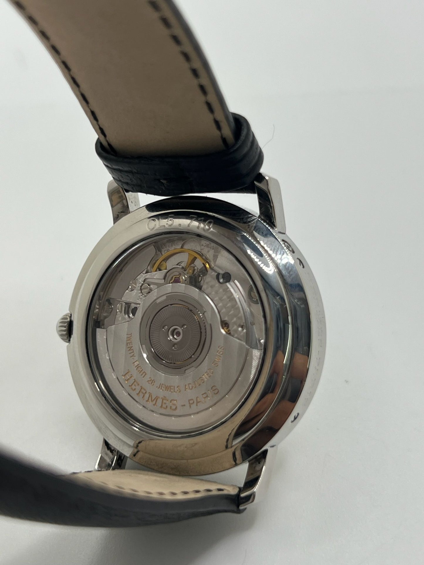 Découvrez la montre Hermès Clipper CL5.710, un garde-temps emblématique alliant élégance et robustesse. Ce modèle Hermès CL5.710 séduit par son design intemporel. La Clipper CL5.710 Hermès, référence prisée des amateurs, incarne le savoir-faire horloger de la maison Hermès dans une version sportive et raffinée.