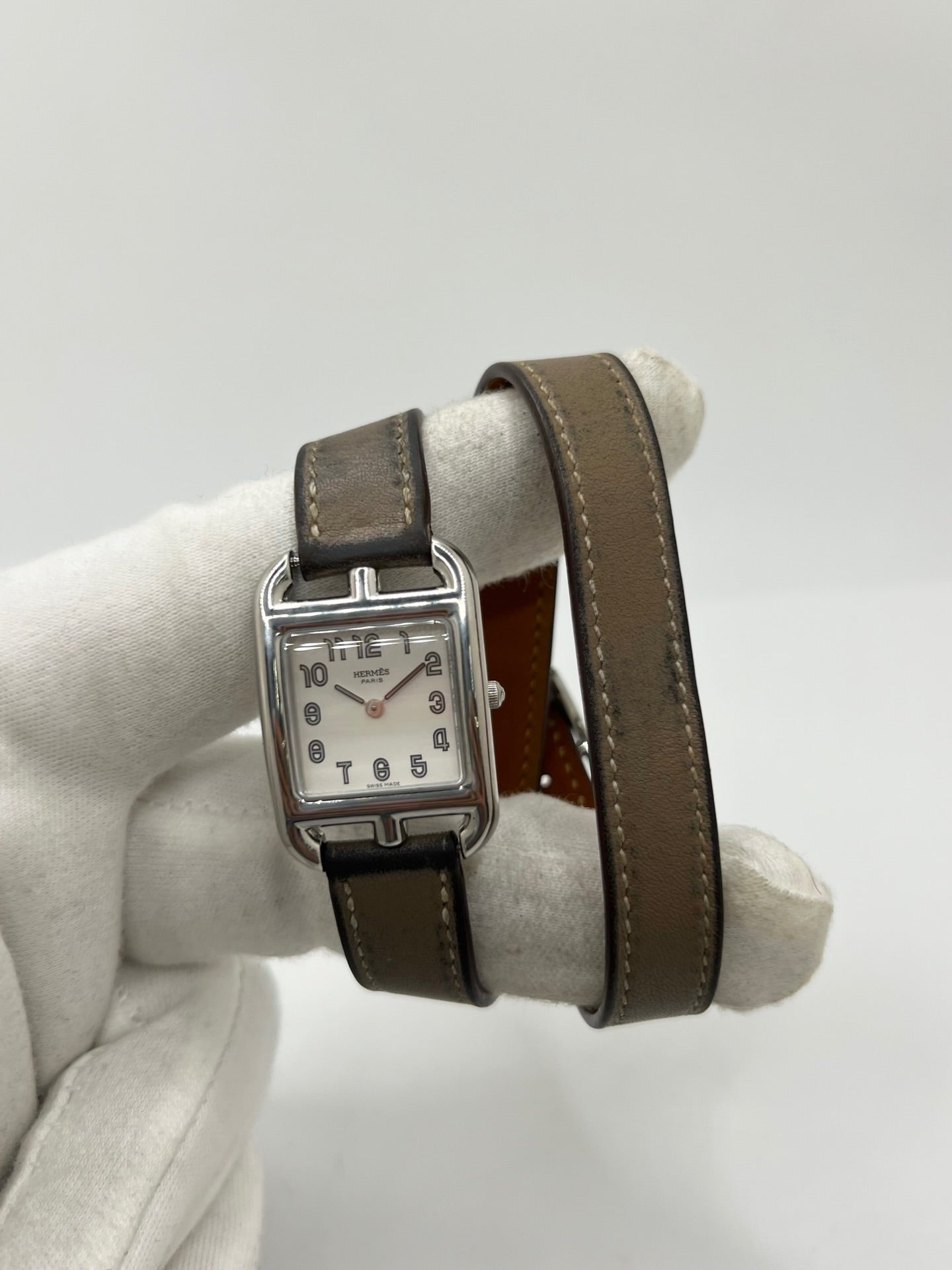 Montre Hermès Cape Cod réf. CC1.210 en acier avec mouvement à quartz, cadran argent à chiffres arabes et verre saphir. Ce modèle de 23 mm au design emblématique est équipé d’un bracelet en cuir brun avec boucle ardillon en acier. Élégante et intemporelle, cette Hermès Cape Cod femme allie finesse et sophistication. Montre d’occasion en très bon état, révisée en interne et disponible immédiatement sans coffret ni papiers d’origine.