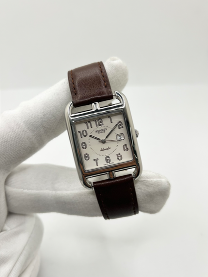 Montre Hermès Cape Cod Automatic CC1.710 à remontage automatique, reconnaissable à son boîtier carré aux lignes élégantes. Ce modèle emblématique de la maison Hermès associe un design intemporel à un style raffiné. La référence CC1.710 séduit par son esthétique sobre et sophistiquée, idéale pour un porté quotidien comme pour une tenue élégante. Une montre Hermès de caractère, parfaite pour les amateurs d’horlogerie et de pièces iconiques.