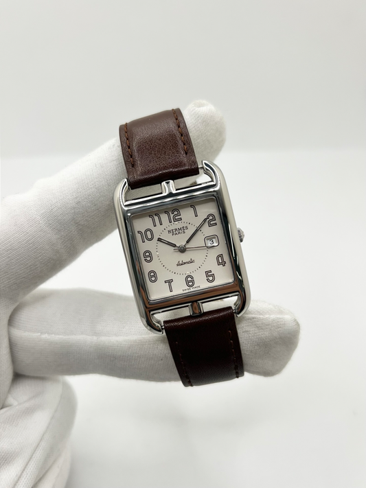Montre Hermès Cape Cod Automatic CC1.710 à remontage automatique, reconnaissable à son boîtier carré aux lignes élégantes. Ce modèle emblématique de la maison Hermès associe un design intemporel à un style raffiné. La référence CC1.710 séduit par son esthétique sobre et sophistiquée, idéale pour un porté quotidien comme pour une tenue élégante. Une montre Hermès de caractère, parfaite pour les amateurs d’horlogerie et de pièces iconiques.