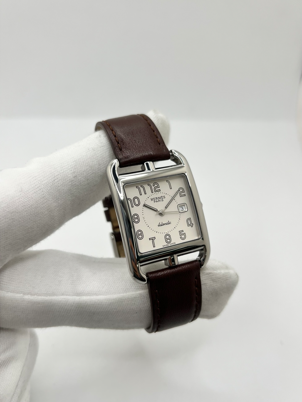 Montre Hermès Cape Cod Automatic CC1.710 à remontage automatique, reconnaissable à son boîtier carré aux lignes élégantes. Ce modèle emblématique de la maison Hermès associe un design intemporel à un style raffiné. La référence CC1.710 séduit par son esthétique sobre et sophistiquée, idéale pour un porté quotidien comme pour une tenue élégante. Une montre Hermès de caractère, parfaite pour les amateurs d’horlogerie et de pièces iconiques.