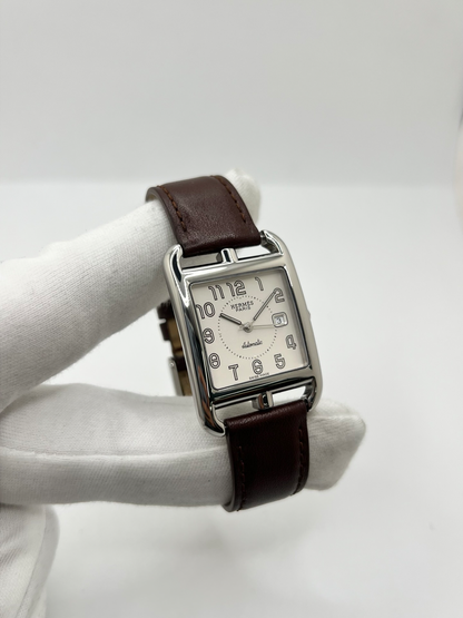 Montre Hermès Cape Cod Automatic CC1.710 à remontage automatique, reconnaissable à son boîtier carré aux lignes élégantes. Ce modèle emblématique de la maison Hermès associe un design intemporel à un style raffiné. La référence CC1.710 séduit par son esthétique sobre et sophistiquée, idéale pour un porté quotidien comme pour une tenue élégante. Une montre Hermès de caractère, parfaite pour les amateurs d’horlogerie et de pièces iconiques.