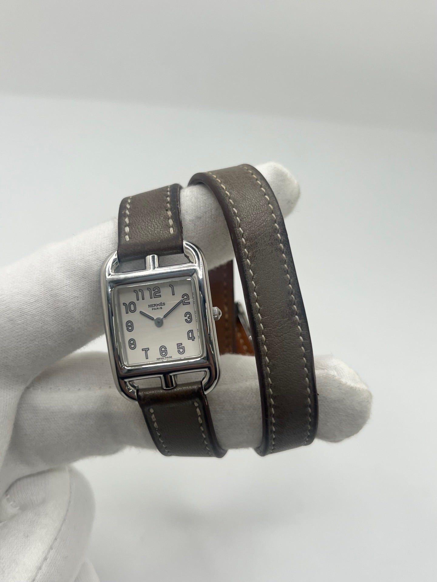 Montre Hermès Cape Cod CC1.210 pour femme en acier avec bracelet en cuir brun. Ce modèle à mouvement quartz présente un boîtier de 23 mm, un cadran argent à chiffres arabes, une lunette en acier et un verre saphir. Élégante et intemporelle, cette montre de luxe d'occasion est en très bon état, avec de légères traces d'usure. Son design emblématique signé Hermès en fait un choix raffiné pour un usage quotidien ou une collection horlogère.