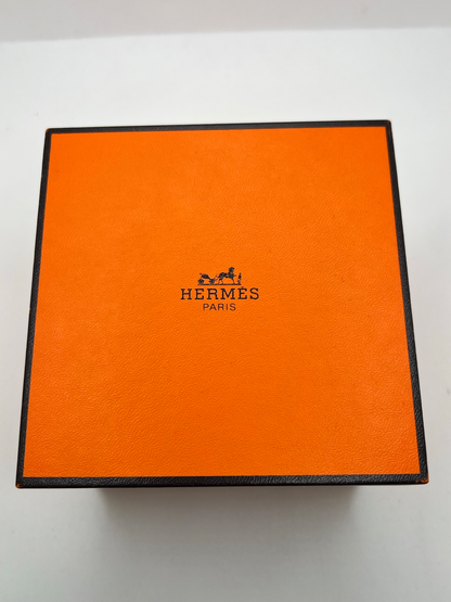 Montre Hermès Cape Cod Automatic CC1.710 à remontage automatique, reconnaissable à son boîtier carré aux lignes élégantes. Ce modèle emblématique de la maison Hermès associe un design intemporel à un style raffiné. La référence CC1.710 séduit par son esthétique sobre et sophistiquée, idéale pour un porté quotidien comme pour une tenue élégante. Une montre Hermès de caractère, parfaite pour les amateurs d’horlogerie et de pièces iconiques.