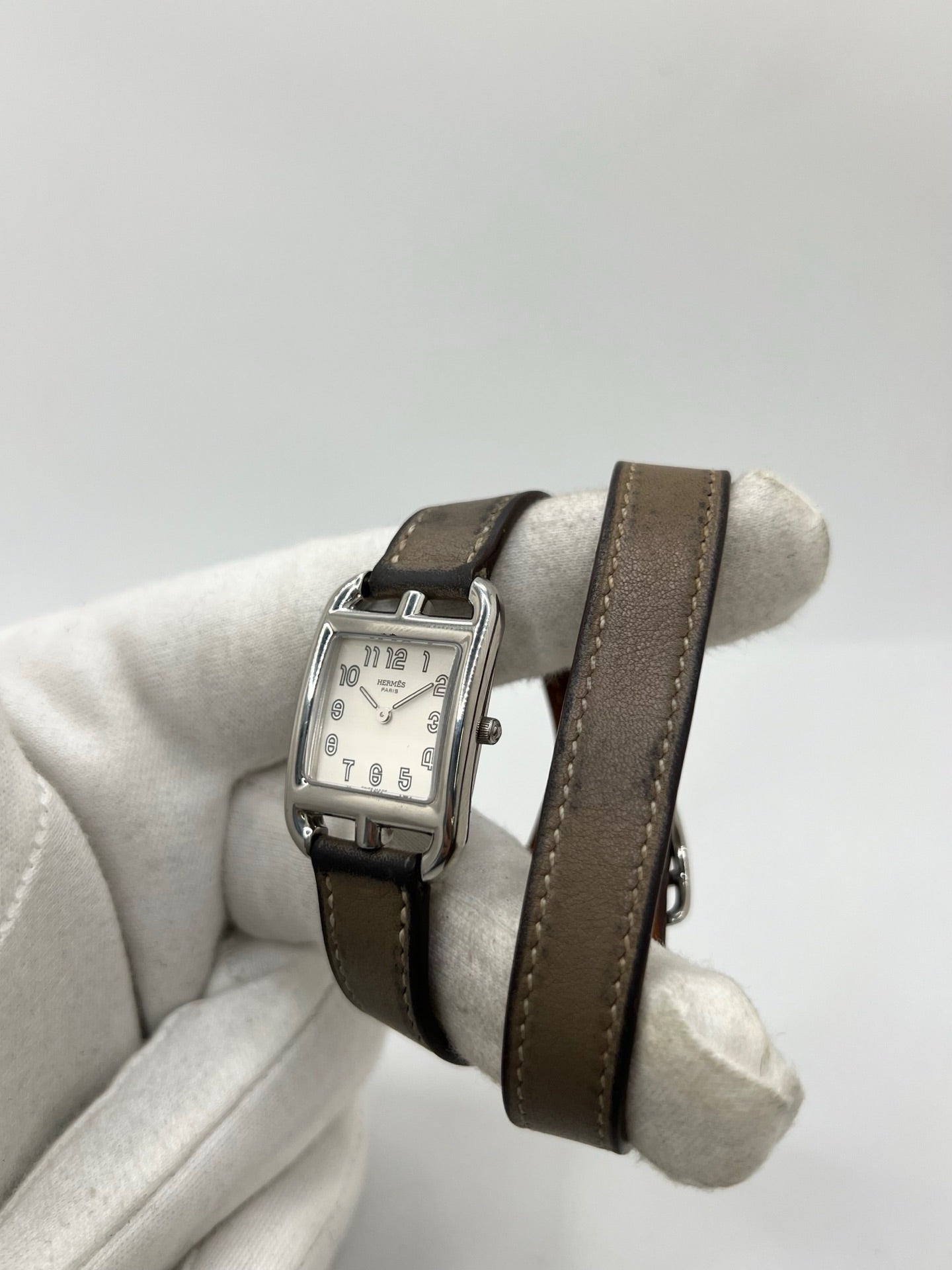Montre Hermès Cape Cod réf. CC1.210 en acier avec mouvement à quartz, cadran argent à chiffres arabes et verre saphir. Ce modèle de 23 mm au design emblématique est équipé d’un bracelet en cuir brun avec boucle ardillon en acier. Élégante et intemporelle, cette Hermès Cape Cod femme allie finesse et sophistication. Montre d’occasion en très bon état, révisée en interne et disponible immédiatement sans coffret ni papiers d’origine.