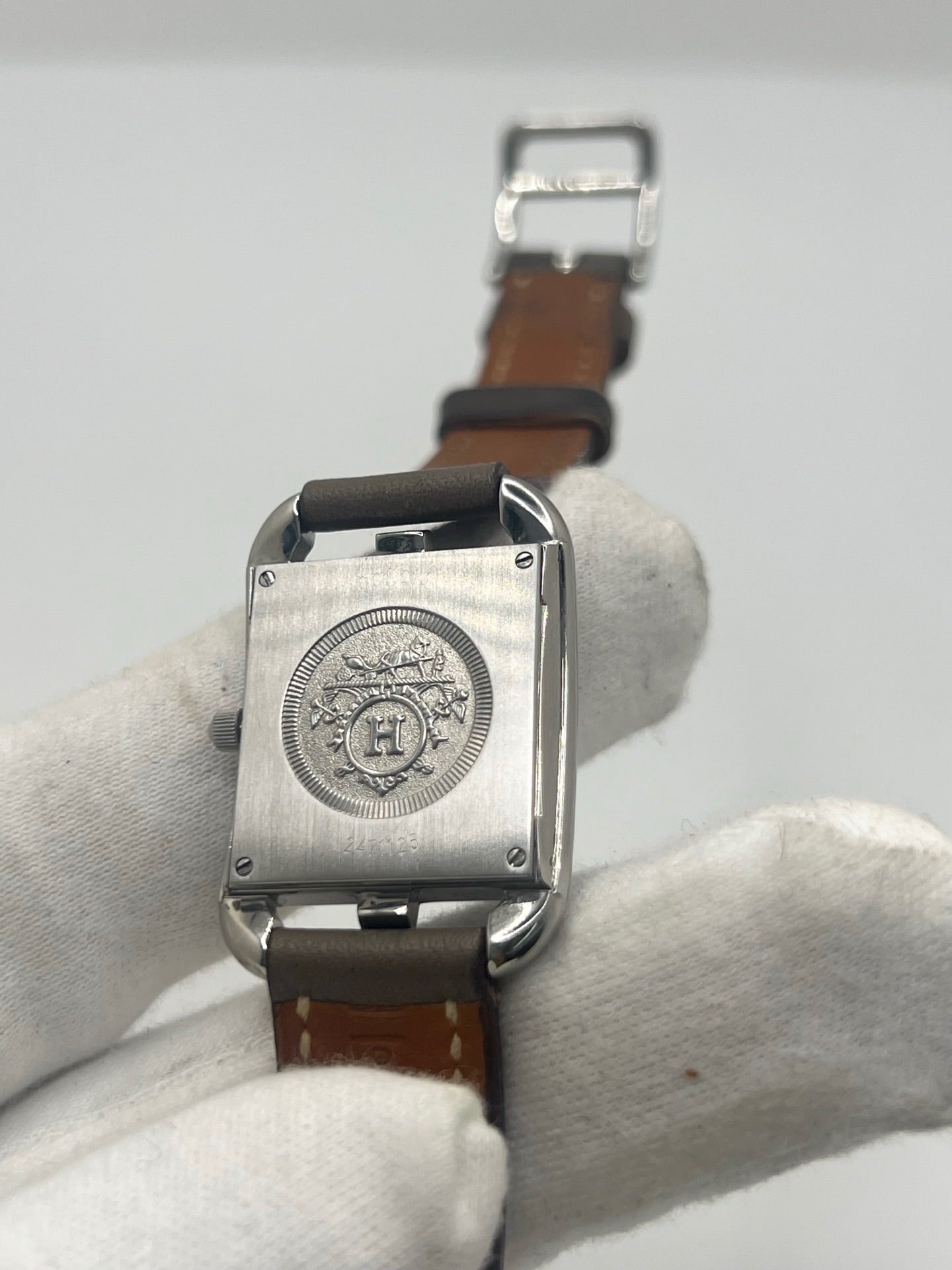 Montre Hermès Cape Cod CC1.210 pour femme en acier avec bracelet en cuir brun. Ce modèle à mouvement quartz présente un boîtier de 23 mm, un cadran argent à chiffres arabes, une lunette en acier et un verre saphir. Élégante et intemporelle, cette montre de luxe d'occasion est en très bon état, avec de légères traces d'usure. Son design emblématique signé Hermès en fait un choix raffiné pour un usage quotidien ou une collection horlogère.