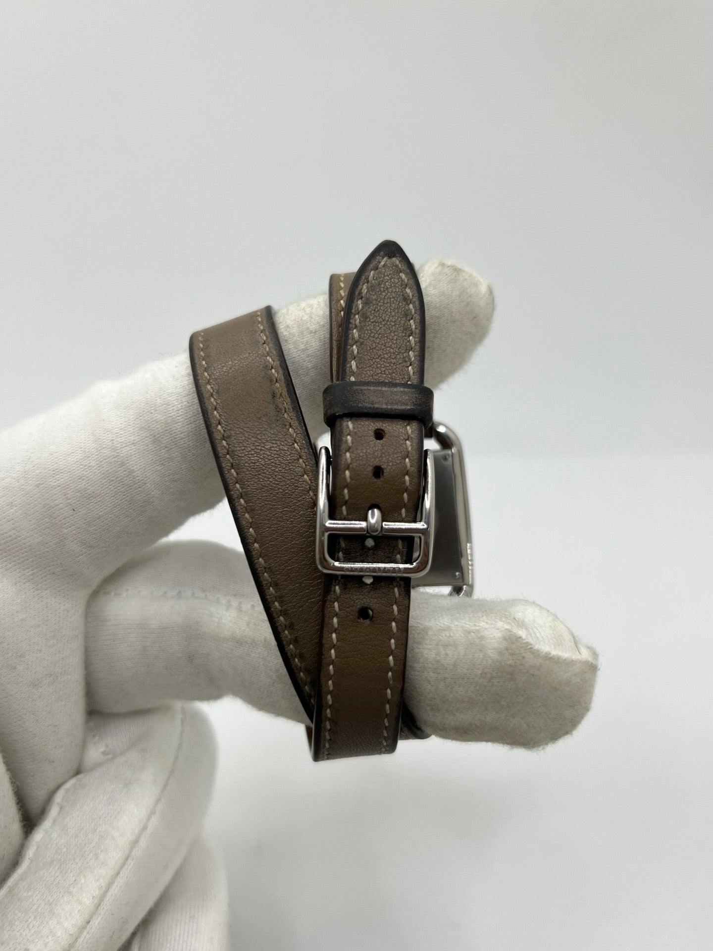 Montre Hermès Cape Cod réf. CC1.210 en acier avec mouvement à quartz, cadran argent à chiffres arabes et verre saphir. Ce modèle de 23 mm au design emblématique est équipé d’un bracelet en cuir brun avec boucle ardillon en acier. Élégante et intemporelle, cette Hermès Cape Cod femme allie finesse et sophistication. Montre d’occasion en très bon état, révisée en interne et disponible immédiatement sans coffret ni papiers d’origine.