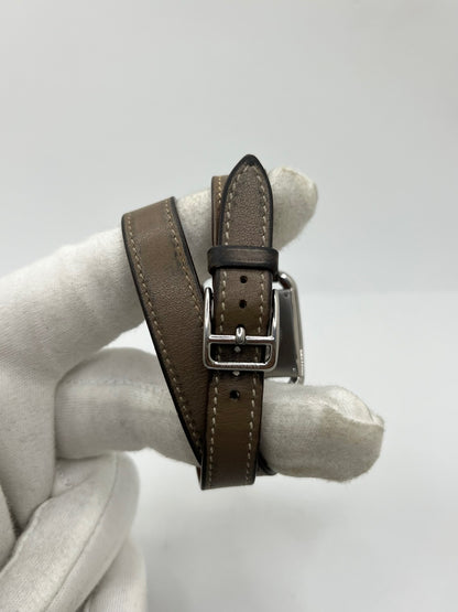 Montre Hermès Cape Cod réf. CC1.210 en acier avec mouvement à quartz, cadran argent à chiffres arabes et verre saphir. Ce modèle de 23 mm au design emblématique est équipé d’un bracelet en cuir brun avec boucle ardillon en acier. Élégante et intemporelle, cette Hermès Cape Cod femme allie finesse et sophistication. Montre d’occasion en très bon état, révisée en interne et disponible immédiatement sans coffret ni papiers d’origine.