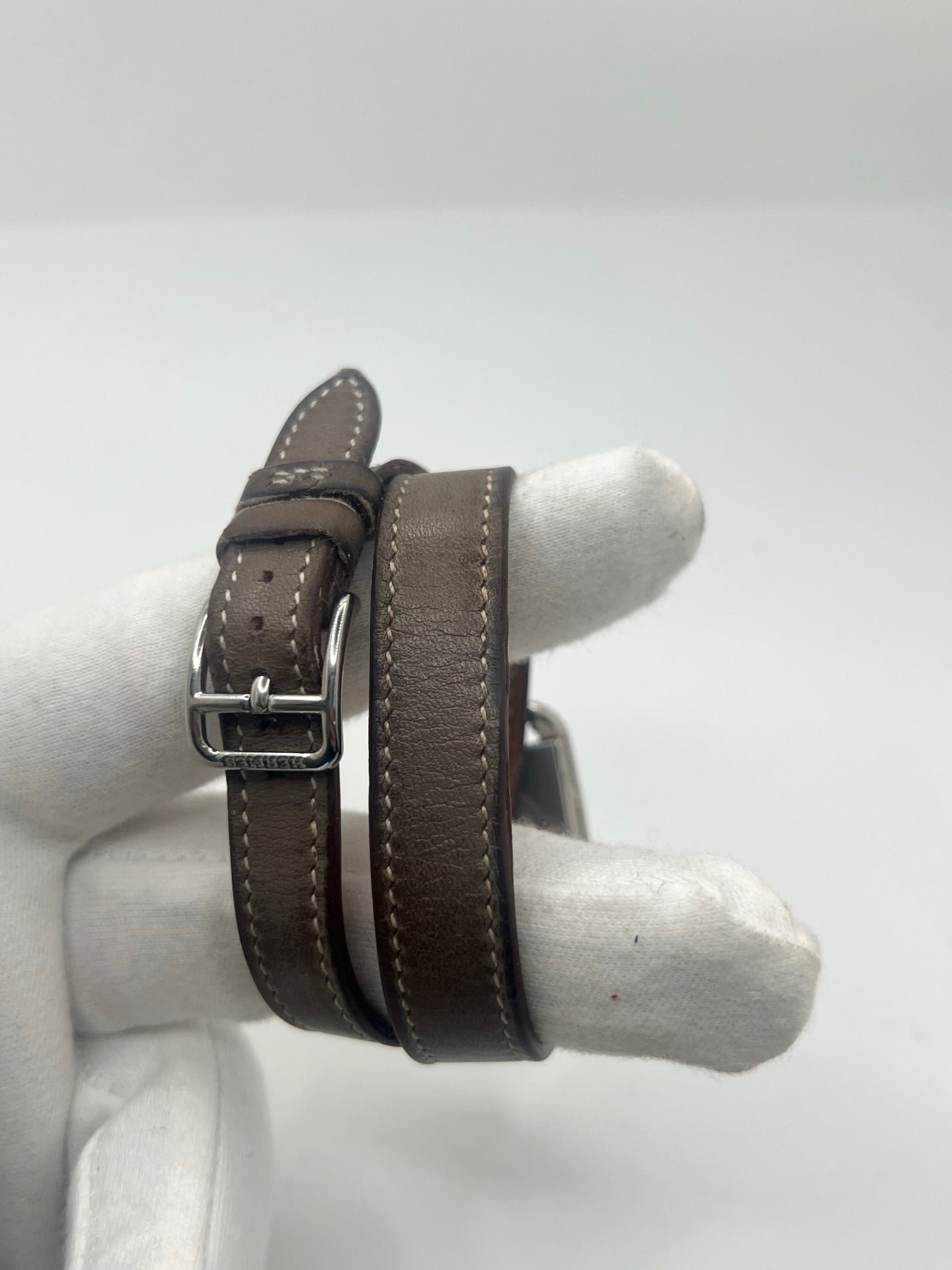 Montre Hermès Cape Cod CC1.210 pour femme en acier avec bracelet en cuir brun. Ce modèle à mouvement quartz présente un boîtier de 23 mm, un cadran argent à chiffres arabes, une lunette en acier et un verre saphir. Élégante et intemporelle, cette montre de luxe d'occasion est en très bon état, avec de légères traces d'usure. Son design emblématique signé Hermès en fait un choix raffiné pour un usage quotidien ou une collection horlogère.