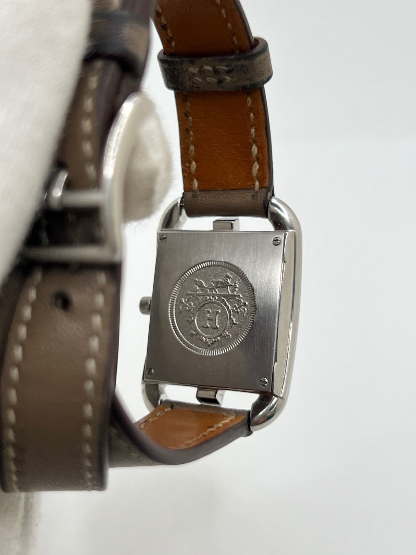 Montre Hermès Cape Cod réf. CC1.210 en acier avec mouvement à quartz, cadran argent à chiffres arabes et verre saphir. Ce modèle de 23 mm au design emblématique est équipé d’un bracelet en cuir brun avec boucle ardillon en acier. Élégante et intemporelle, cette Hermès Cape Cod femme allie finesse et sophistication. Montre d’occasion en très bon état, révisée en interne et disponible immédiatement sans coffret ni papiers d’origine.