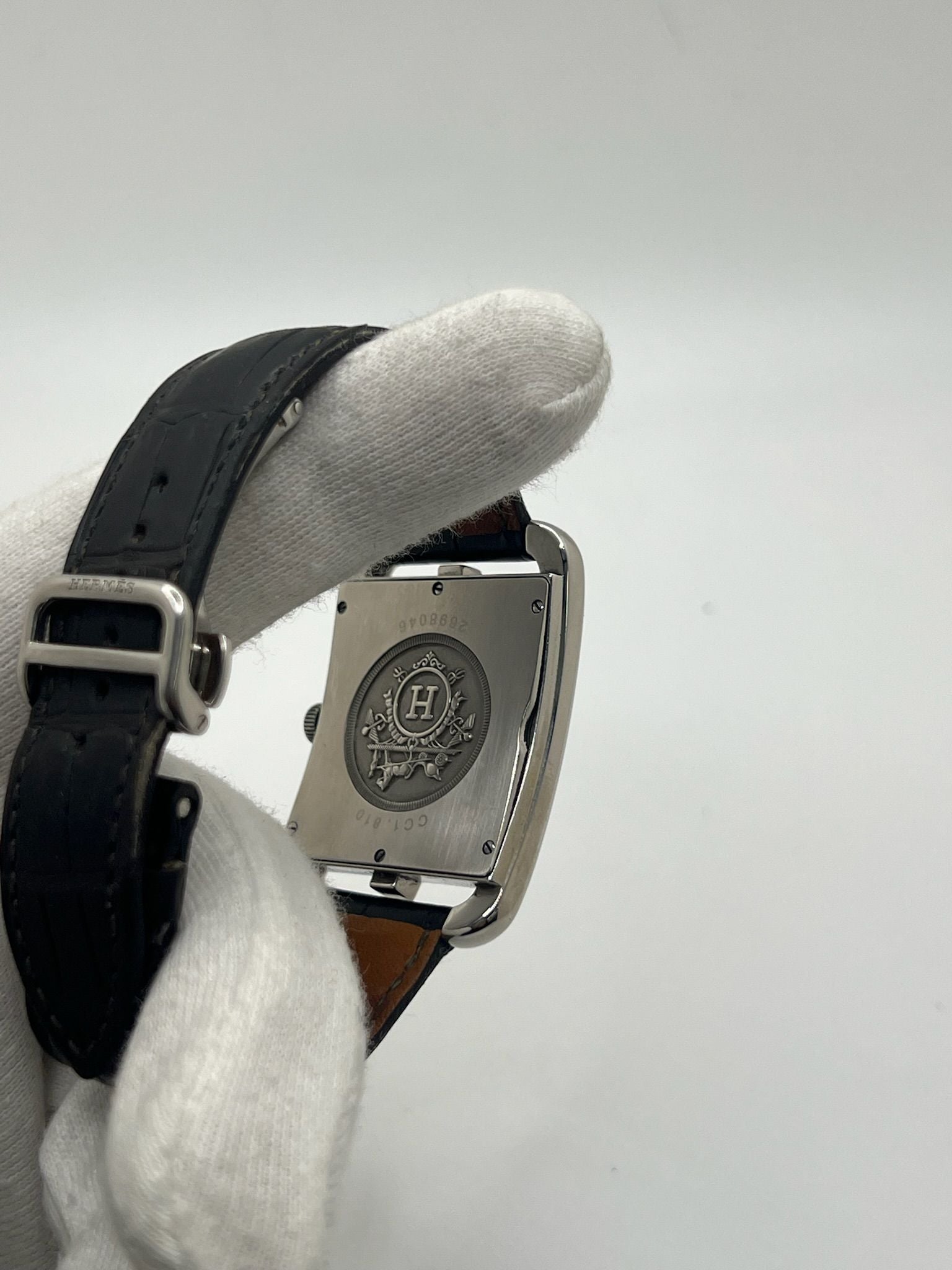 Montre Hermès Cape Cod XL pour homme ou unisexe, modèle emblématique au boîtier en acier de 33 mm. Mouvement quartz, cadran gris à chiffres arabes, bracelet cuir noir avec boucle ardillon. Élégance intemporelle signée Hermès, livrée avec coffret d’origine. Parfait état d’occasion avec légères traces d’usure. Disponible à Paris, prix négociable. Idéal collectionneur ou amateur de montres de luxe.