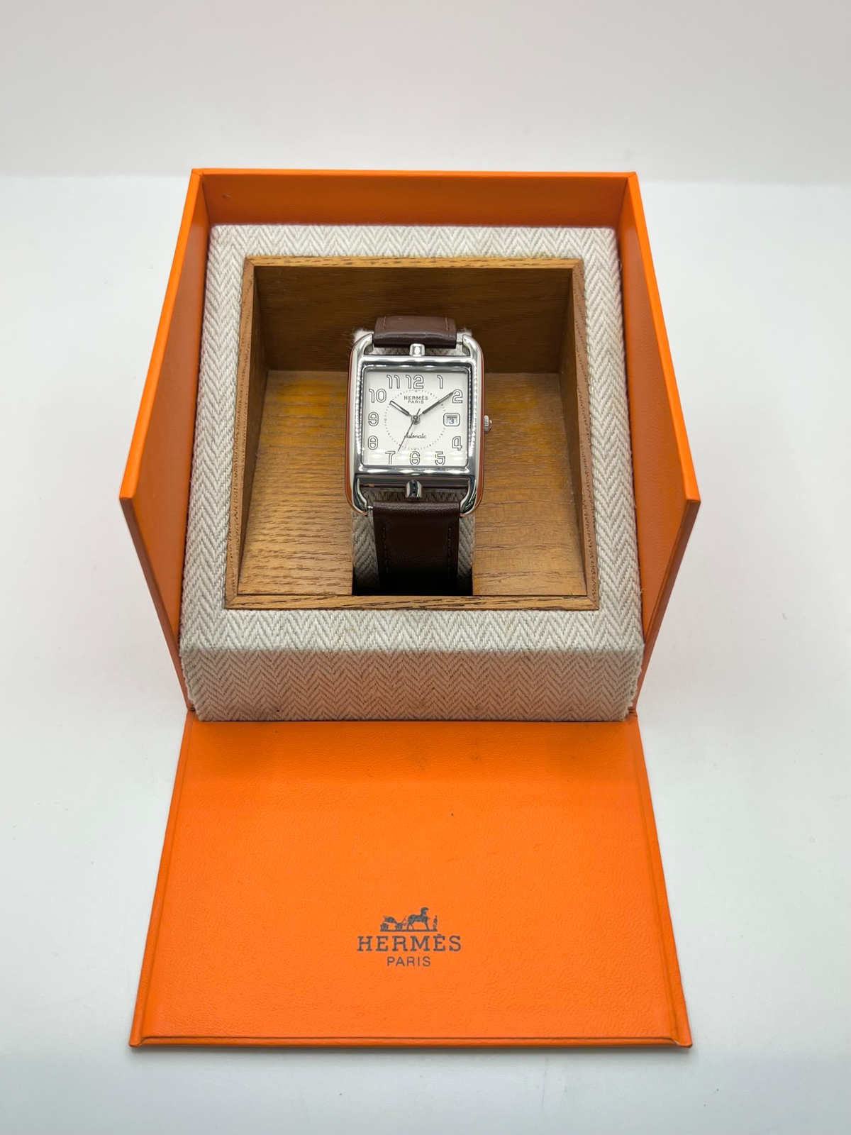 Montre Hermès Cape Cod Automatic CC1.710 à remontage automatique, reconnaissable à son boîtier carré aux lignes élégantes. Ce modèle emblématique de la maison Hermès associe un design intemporel à un style raffiné. La référence CC1.710 séduit par son esthétique sobre et sophistiquée, idéale pour un porté quotidien comme pour une tenue élégante. Une montre Hermès de caractère, parfaite pour les amateurs d’horlogerie et de pièces iconiques.
