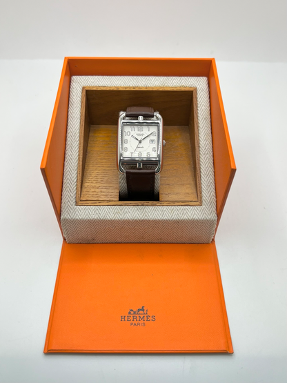 Montre Hermès Cape Cod Automatic CC1.710 à remontage automatique, reconnaissable à son boîtier carré aux lignes élégantes. Ce modèle emblématique de la maison Hermès associe un design intemporel à un style raffiné. La référence CC1.710 séduit par son esthétique sobre et sophistiquée, idéale pour un porté quotidien comme pour une tenue élégante. Une montre Hermès de caractère, parfaite pour les amateurs d’horlogerie et de pièces iconiques.
