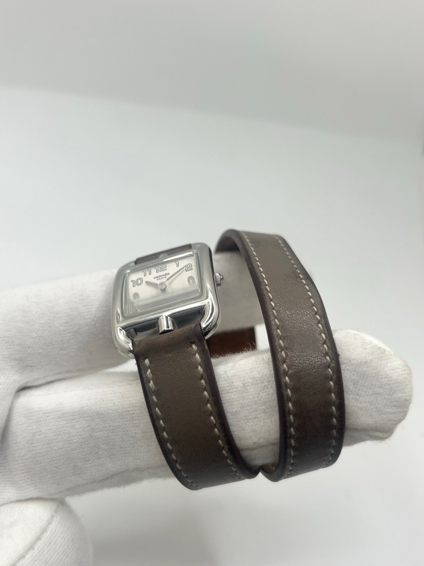 Montre Hermès Cape Cod CC1.210 pour femme en acier avec bracelet en cuir brun. Ce modèle à mouvement quartz présente un boîtier de 23 mm, un cadran argent à chiffres arabes, une lunette en acier et un verre saphir. Élégante et intemporelle, cette montre de luxe d'occasion est en très bon état, avec de légères traces d'usure. Son design emblématique signé Hermès en fait un choix raffiné pour un usage quotidien ou une collection horlogère.