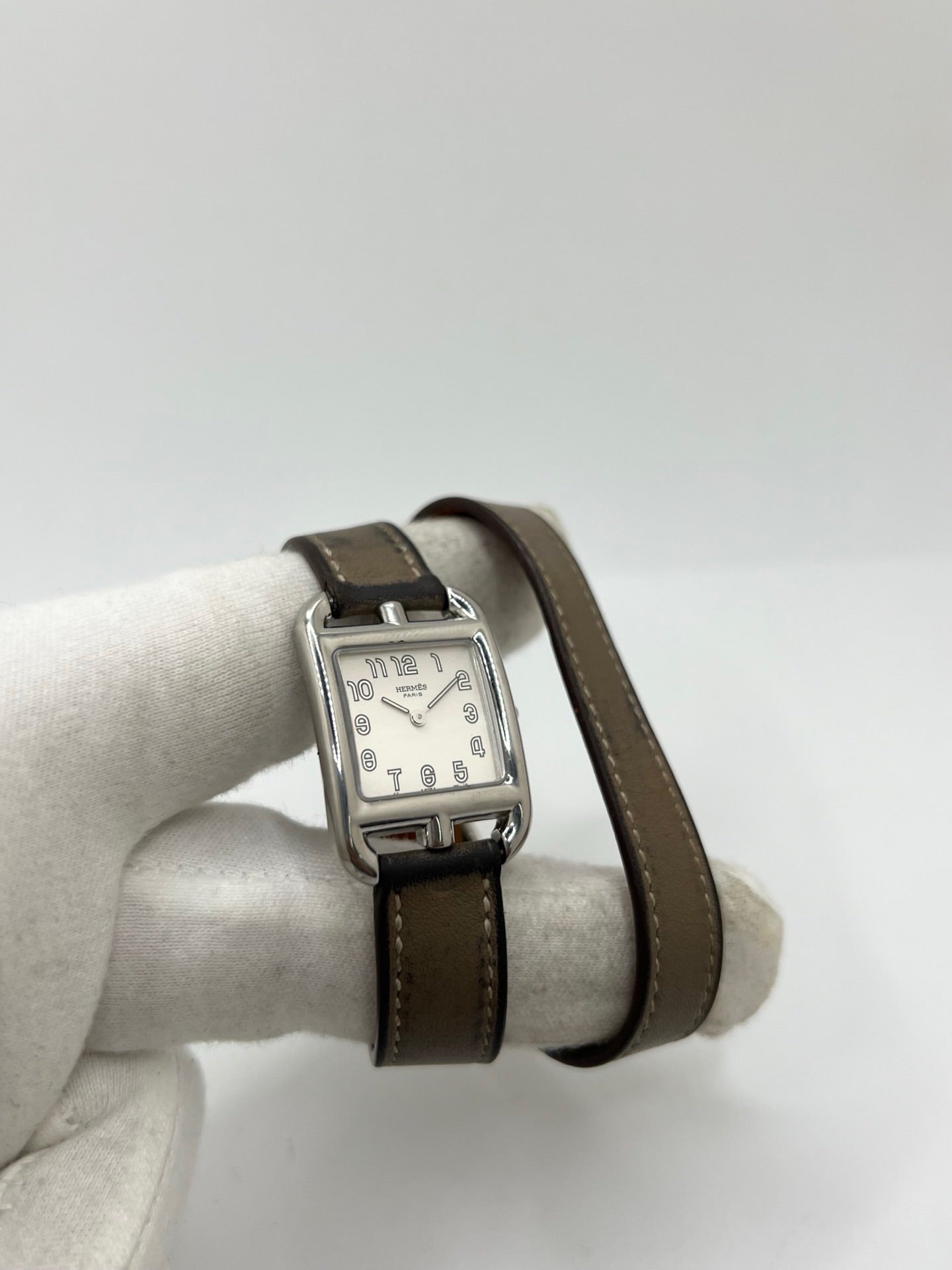 Montre Hermès Cape Cod réf. CC1.210 en acier avec mouvement à quartz, cadran argent à chiffres arabes et verre saphir. Ce modèle de 23 mm au design emblématique est équipé d’un bracelet en cuir brun avec boucle ardillon en acier. Élégante et intemporelle, cette Hermès Cape Cod femme allie finesse et sophistication. Montre d’occasion en très bon état, révisée en interne et disponible immédiatement sans coffret ni papiers d’origine.