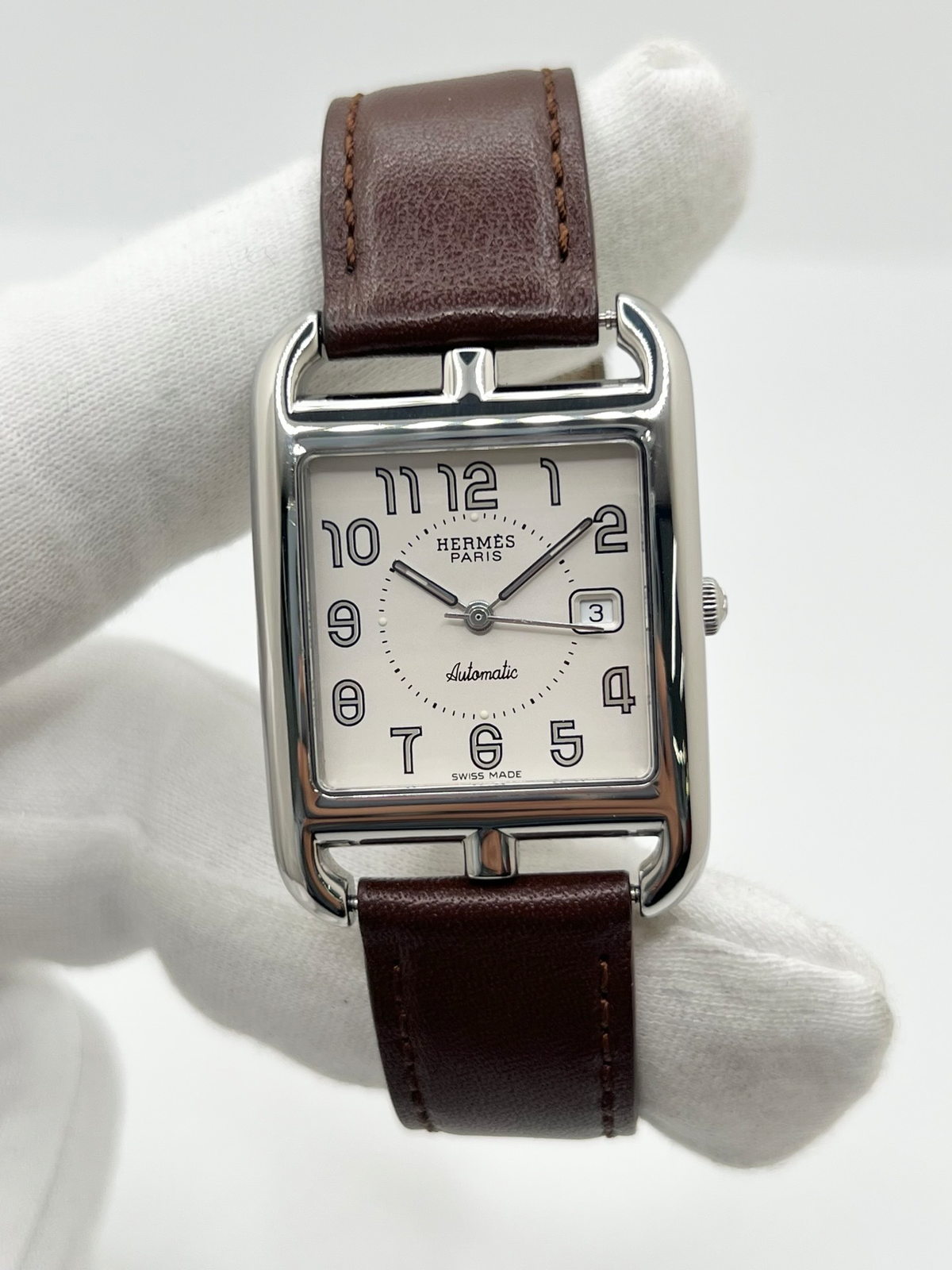 Montre Hermès Cape Cod Automatic CC1.710 à remontage automatique, reconnaissable à son boîtier carré aux lignes élégantes. Ce modèle emblématique de la maison Hermès associe un design intemporel à un style raffiné. La référence CC1.710 séduit par son esthétique sobre et sophistiquée, idéale pour un porté quotidien comme pour une tenue élégante. Une montre Hermès de caractère, parfaite pour les amateurs d’horlogerie et de pièces iconiques.