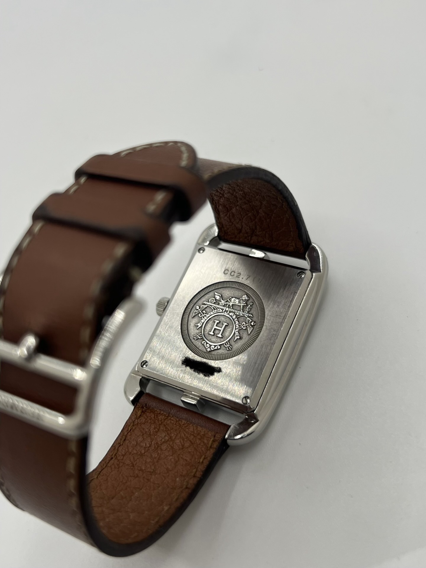 Montre Hermès Cape Cod Grand Modèle en acier inoxydable, boîtier rectangulaire iconique aux lignes élégantes et contemporaines, cadran argenté épuré avec chiffres arabes stylisés et aiguilles fines. Bracelet en cuir signature Hermès offrant confort et raffinement. Mouvement quartz précis. Montre de luxe intemporelle et sophistiquée, idéale pour un porté quotidien ou une tenue habillée, symbole du savoir-faire horloger et du style parisien.