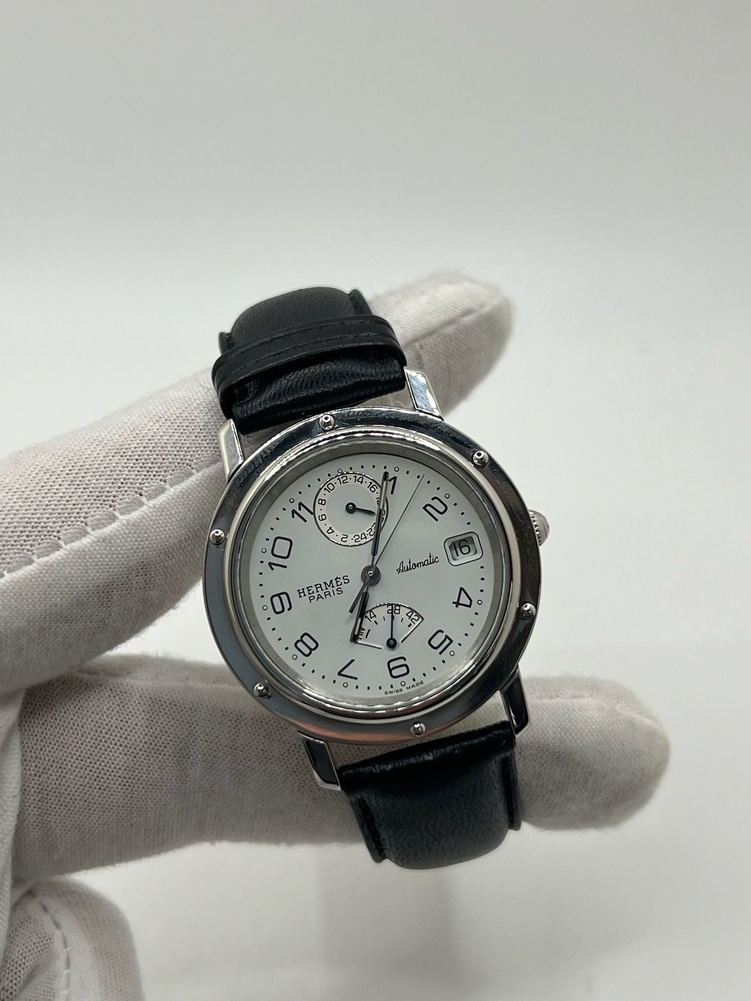 Découvrez la montre Hermès Clipper CL5.710, un garde-temps emblématique alliant élégance et robustesse. Ce modèle Hermès CL5.710 séduit par son design intemporel. La Clipper CL5.710 Hermès, référence prisée des amateurs, incarne le savoir-faire horloger de la maison Hermès dans une version sportive et raffinée.