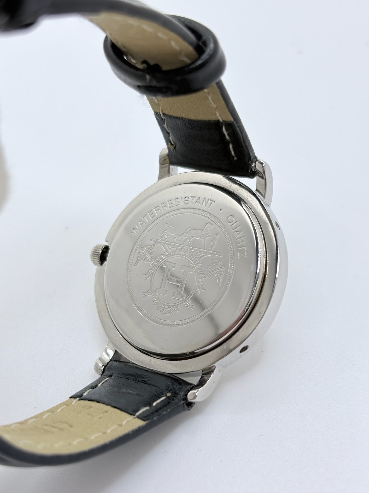 Montre Hermès Clipper pour femme en acier, équipée d’un mouvement à quartz. Son boîtier de 30 mm est associé à une lunette en or jaune, un cadran blanc avec chiffres arabes et un verre saphir. Cette montre Hermès Clipper est montée sur un bracelet en cuir de vache noir avec boucle ardillon en acier. Un modèle élégant et intemporel de la collection Clipper, idéal pour les amateurs de montres de luxe.