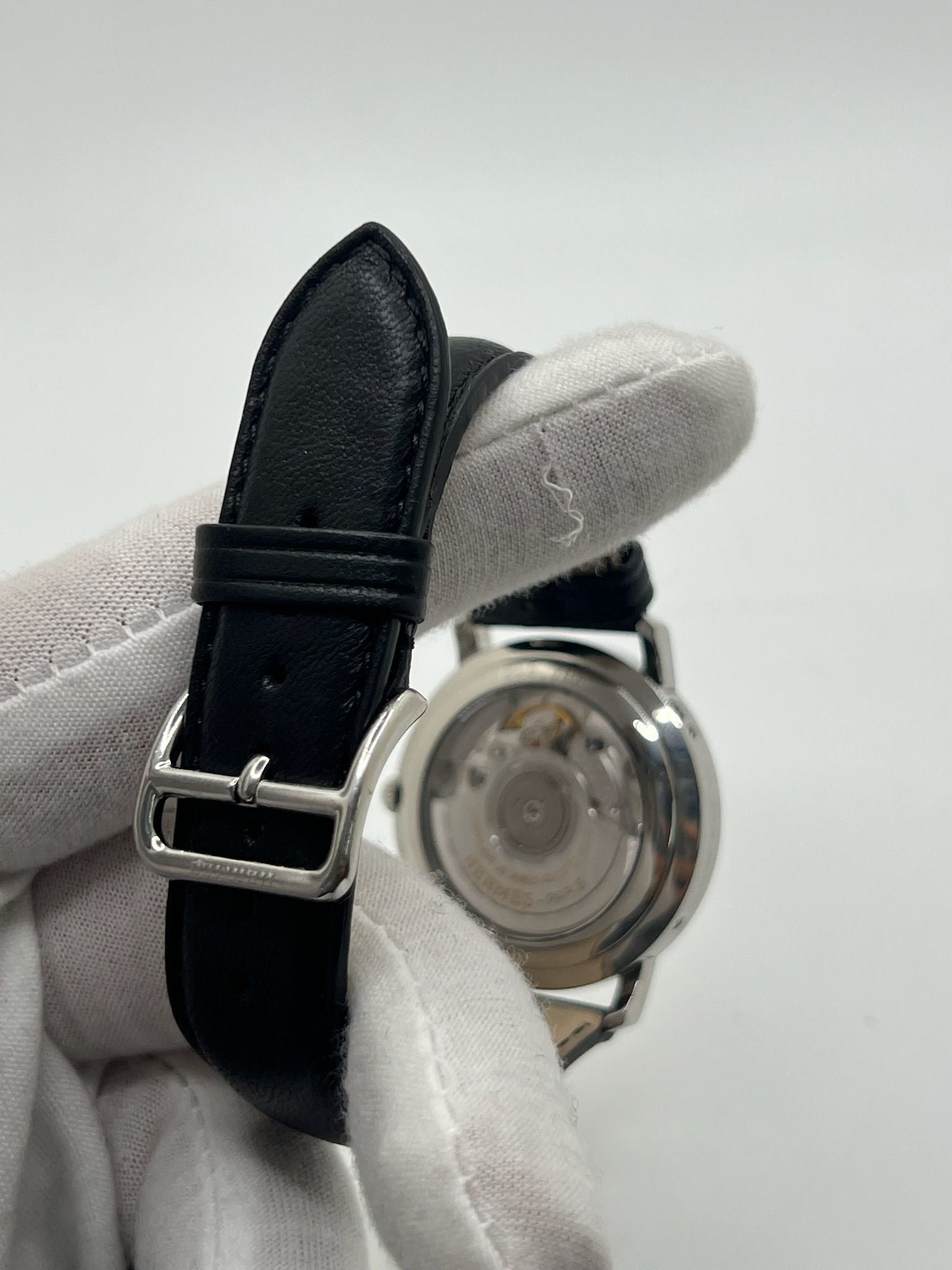 Découvrez la montre Hermès Clipper CL5.710, un garde-temps emblématique alliant élégance et robustesse. Ce modèle Hermès CL5.710 séduit par son design intemporel. La Clipper CL5.710 Hermès, référence prisée des amateurs, incarne le savoir-faire horloger de la maison Hermès dans une version sportive et raffinée.