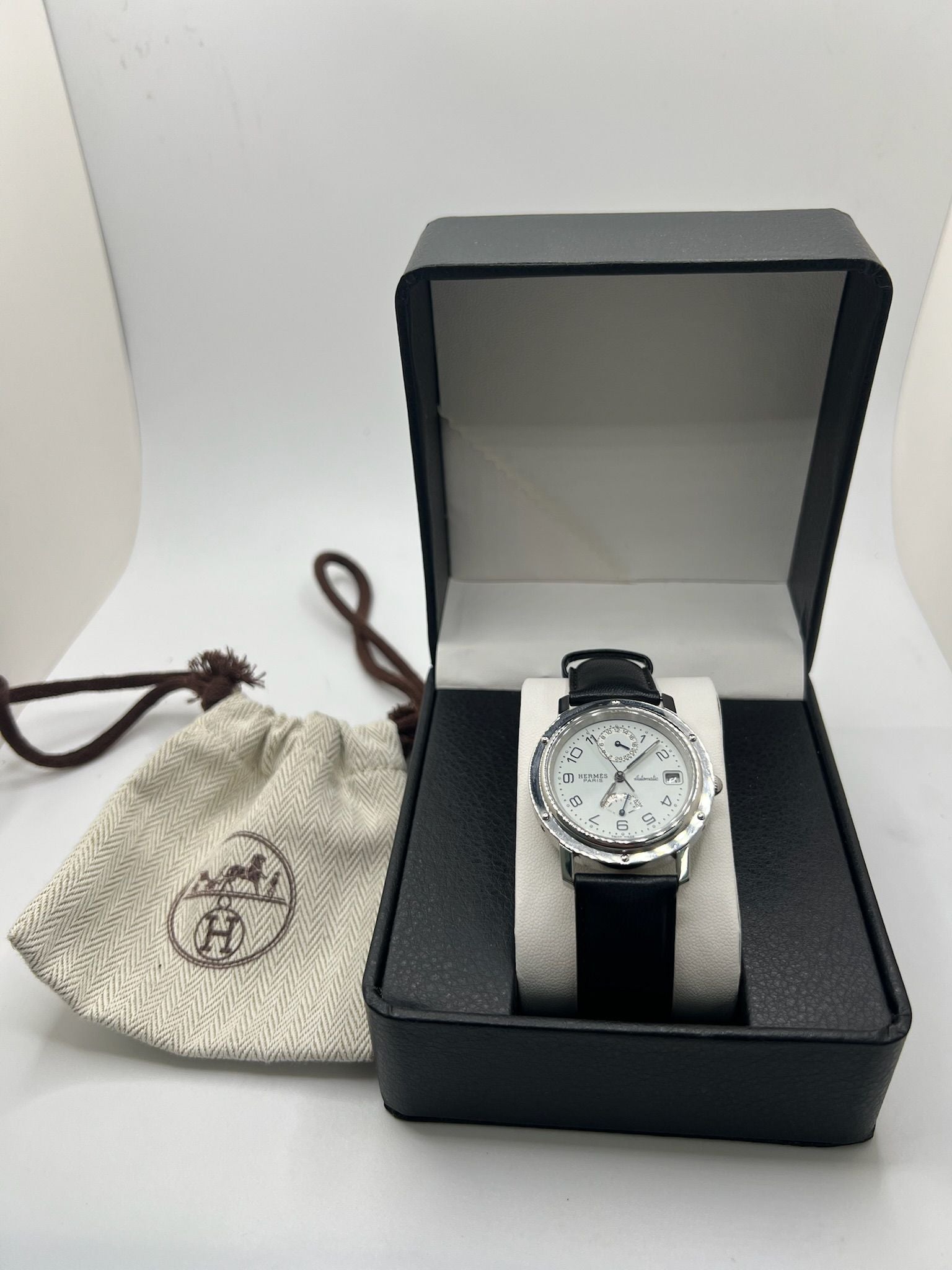 Découvrez la montre Hermès Clipper CL5.710, un garde-temps emblématique alliant élégance et robustesse. Ce modèle Hermès CL5.710 séduit par son design intemporel. La Clipper CL5.710 Hermès, référence prisée des amateurs, incarne le savoir-faire horloger de la maison Hermès dans une version sportive et raffinée.