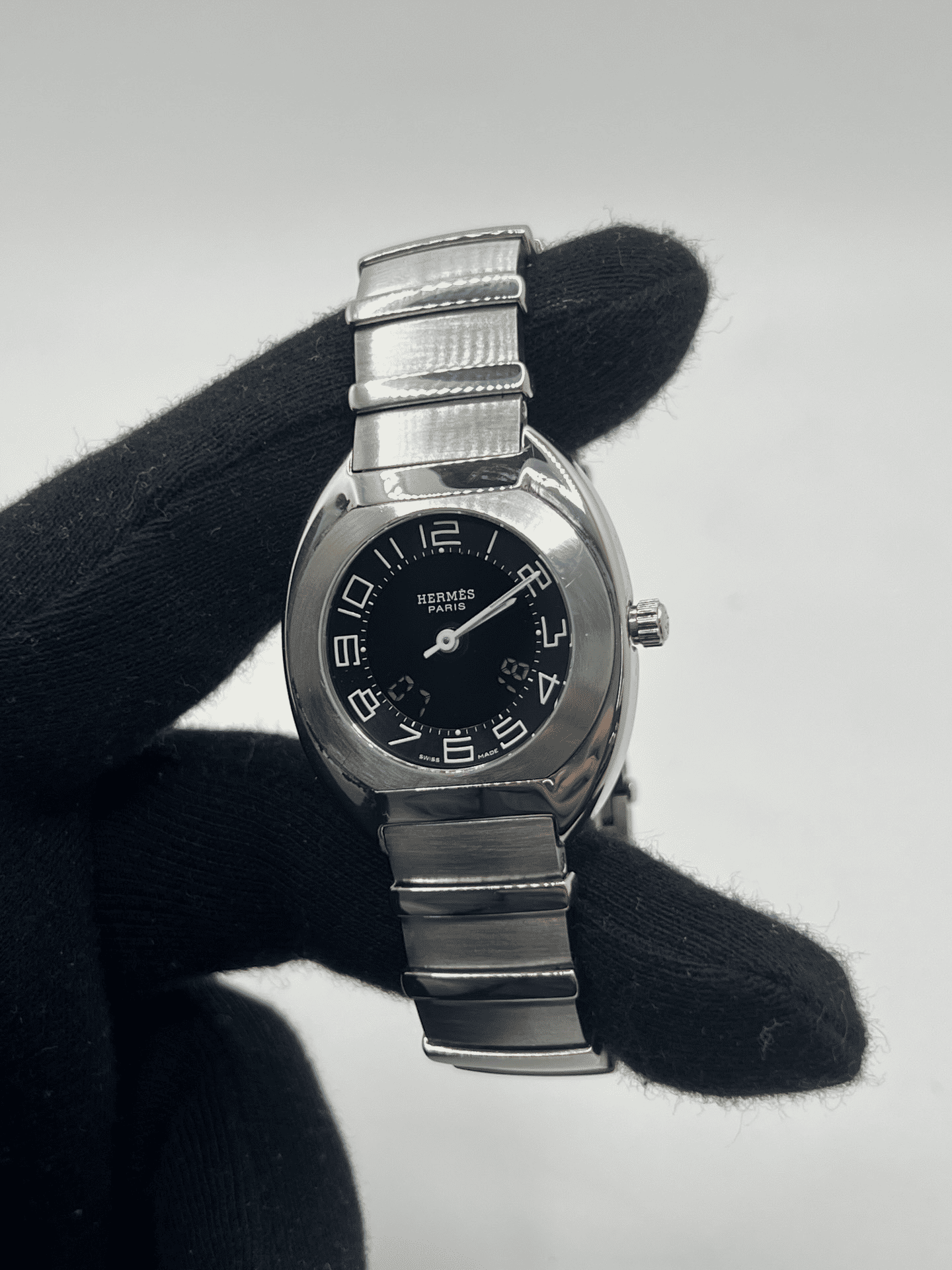 Découvrez la Hermès Espace, une montre d’exception au design raffiné et intemporel. Ce modèle Hermès Espace séduit les amateurs de montres de luxe grâce à son style élégant et sa qualité irréprochable. Qu’elle soit vintage, automatique, ou de collection, la Hermès Espace reste une pièce rare et prestigieuse pour sublimer votre poignet.