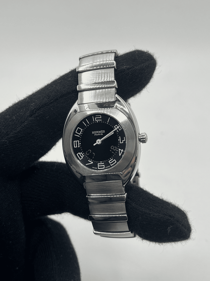 Découvrez la Hermès Espace, une montre d’exception au design raffiné et intemporel. Ce modèle Hermès Espace séduit les amateurs de montres de luxe grâce à son style élégant et sa qualité irréprochable. Qu’elle soit vintage, automatique, ou de collection, la Hermès Espace reste une pièce rare et prestigieuse pour sublimer votre poignet.
