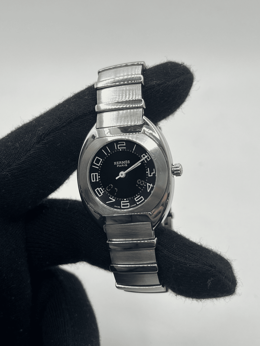 Découvrez la Hermès Espace, une montre d’exception au design raffiné et intemporel. Ce modèle Hermès Espace séduit les amateurs de montres de luxe grâce à son style élégant et sa qualité irréprochable. Qu’elle soit vintage, automatique, ou de collection, la Hermès Espace reste une pièce rare et prestigieuse pour sublimer votre poignet.