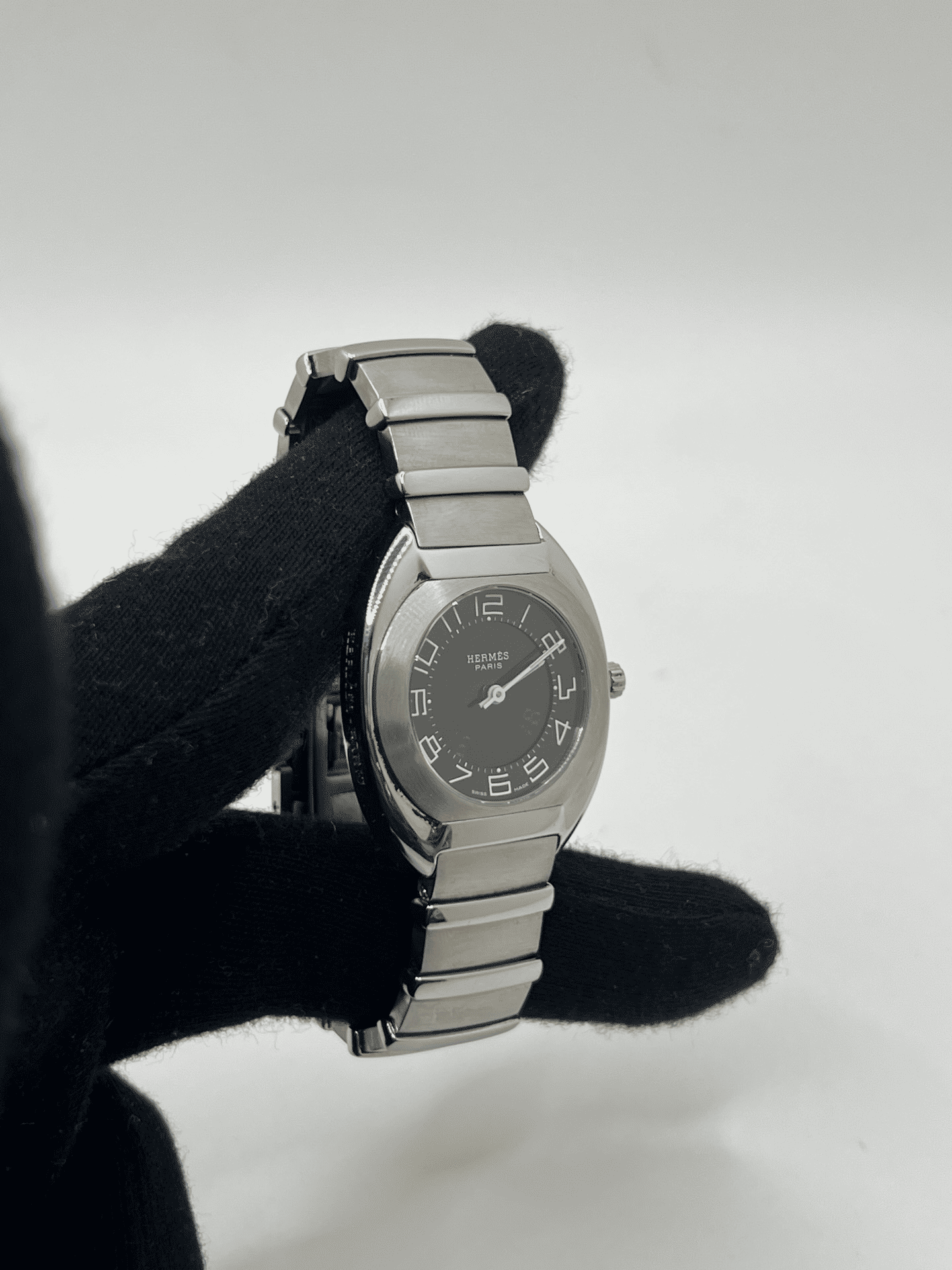 Découvrez la Hermès Espace, une montre d’exception au design raffiné et intemporel. Ce modèle Hermès Espace séduit les amateurs de montres de luxe grâce à son style élégant et sa qualité irréprochable. Qu’elle soit vintage, automatique, ou de collection, la Hermès Espace reste une pièce rare et prestigieuse pour sublimer votre poignet.