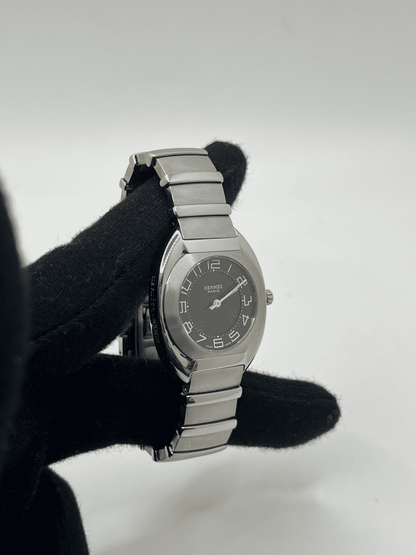 Découvrez la Hermès Espace, une montre d’exception au design raffiné et intemporel. Ce modèle Hermès Espace séduit les amateurs de montres de luxe grâce à son style élégant et sa qualité irréprochable. Qu’elle soit vintage, automatique, ou de collection, la Hermès Espace reste une pièce rare et prestigieuse pour sublimer votre poignet.