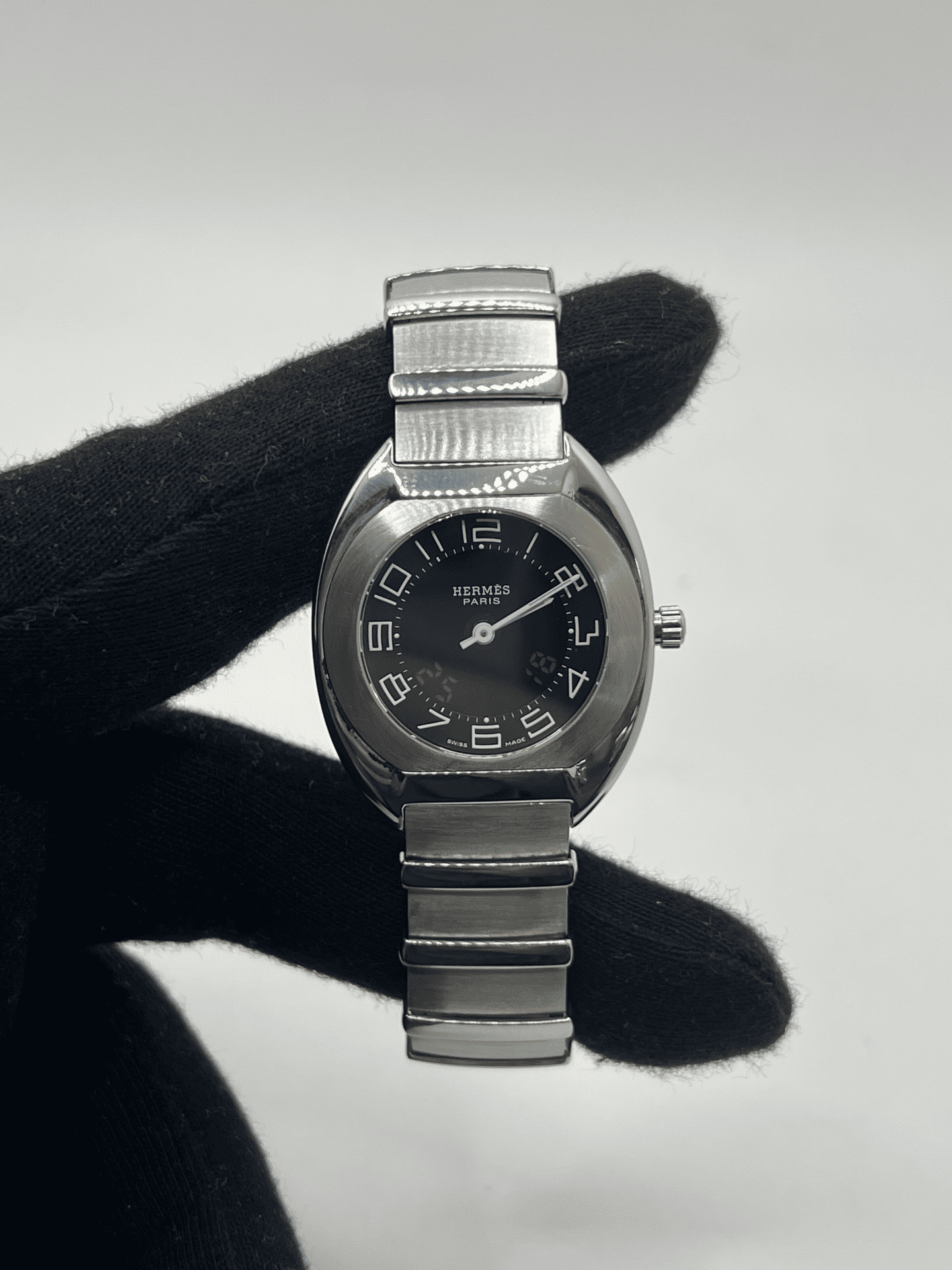 Découvrez la Hermès Espace, une montre d’exception au design raffiné et intemporel. Ce modèle Hermès Espace séduit les amateurs de montres de luxe grâce à son style élégant et sa qualité irréprochable. Qu’elle soit vintage, automatique, ou de collection, la Hermès Espace reste une pièce rare et prestigieuse pour sublimer votre poignet.