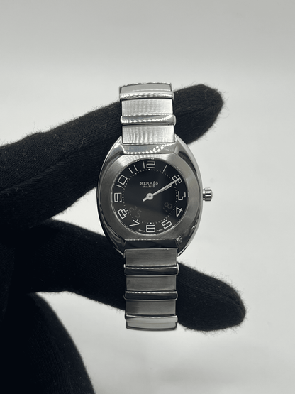 Découvrez la Hermès Espace, une montre d’exception au design raffiné et intemporel. Ce modèle Hermès Espace séduit les amateurs de montres de luxe grâce à son style élégant et sa qualité irréprochable. Qu’elle soit vintage, automatique, ou de collection, la Hermès Espace reste une pièce rare et prestigieuse pour sublimer votre poignet.