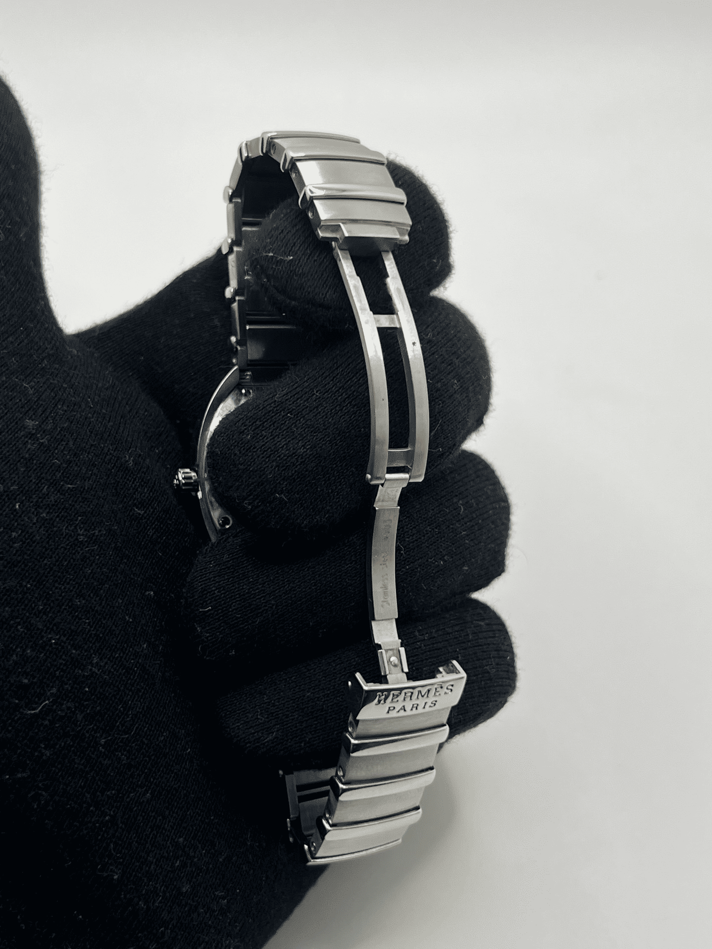 Découvrez la Hermès Espace, une montre d’exception au design raffiné et intemporel. Ce modèle Hermès Espace séduit les amateurs de montres de luxe grâce à son style élégant et sa qualité irréprochable. Qu’elle soit vintage, automatique, ou de collection, la Hermès Espace reste une pièce rare et prestigieuse pour sublimer votre poignet.