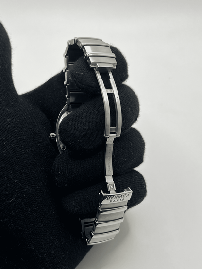 Découvrez la Hermès Espace, une montre d’exception au design raffiné et intemporel. Ce modèle Hermès Espace séduit les amateurs de montres de luxe grâce à son style élégant et sa qualité irréprochable. Qu’elle soit vintage, automatique, ou de collection, la Hermès Espace reste une pièce rare et prestigieuse pour sublimer votre poignet.