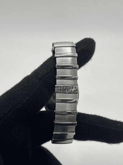 Découvrez la Hermès Espace, une montre d’exception au design raffiné et intemporel. Ce modèle Hermès Espace séduit les amateurs de montres de luxe grâce à son style élégant et sa qualité irréprochable. Qu’elle soit vintage, automatique, ou de collection, la Hermès Espace reste une pièce rare et prestigieuse pour sublimer votre poignet.