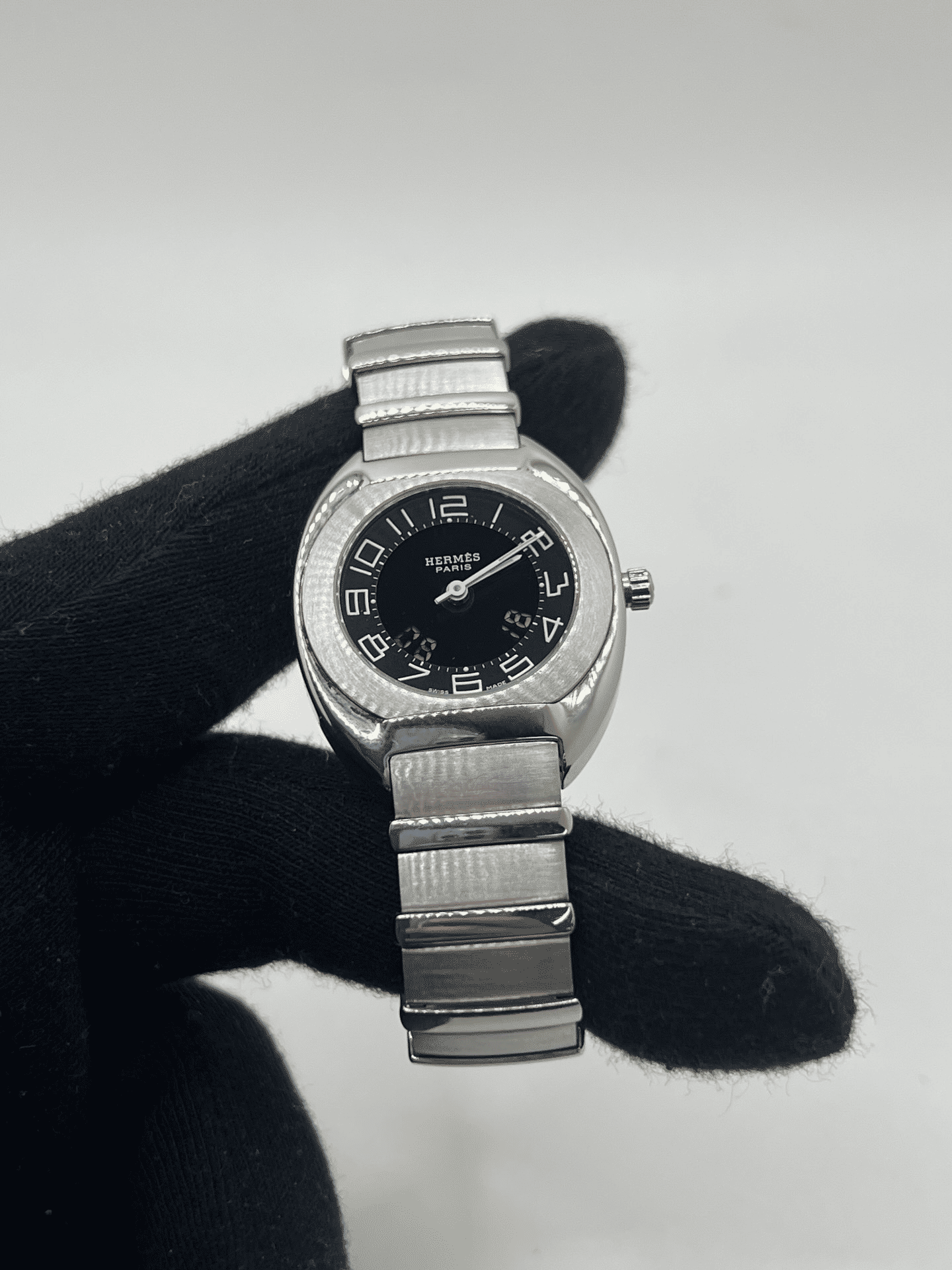 Découvrez la Hermès Espace, une montre d’exception au design raffiné et intemporel. Ce modèle Hermès Espace séduit les amateurs de montres de luxe grâce à son style élégant et sa qualité irréprochable. Qu’elle soit vintage, automatique, ou de collection, la Hermès Espace reste une pièce rare et prestigieuse pour sublimer votre poignet.