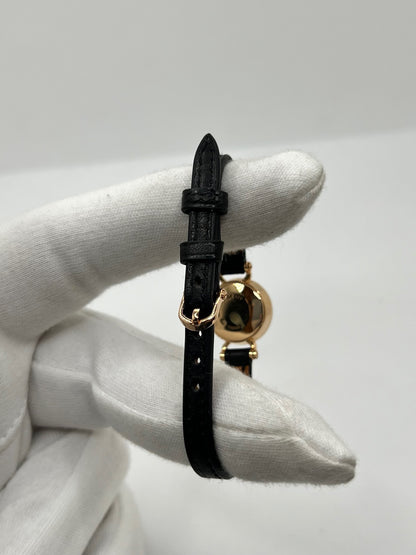 Montre Hermès Faubourg FG4.171 pour femme, dotée d’un élégant boîtier en or rose de 15,5 mm et d’un mouvement quartz. Elle se distingue par son cadran noir sans chiffres, protégé par un verre saphir, et son bracelet en cuir noir avec boucle ardillon en or rose. Cette montre de luxe Hermès associe raffinement, élégance et discrétion. Modèle d’occasion en très bon état, révisé en interne en octobre 2026 et livré avec son coffret d’origine.