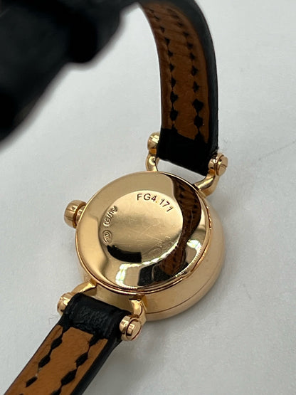 Montre Hermès Faubourg FG4.171 pour femme, dotée d’un élégant boîtier en or rose de 15,5 mm et d’un mouvement quartz. Elle se distingue par son cadran noir sans chiffres, protégé par un verre saphir, et son bracelet en cuir noir avec boucle ardillon en or rose. Cette montre de luxe Hermès associe raffinement, élégance et discrétion. Modèle d’occasion en très bon état, révisé en interne en octobre 2026 et livré avec son coffret d’origine.