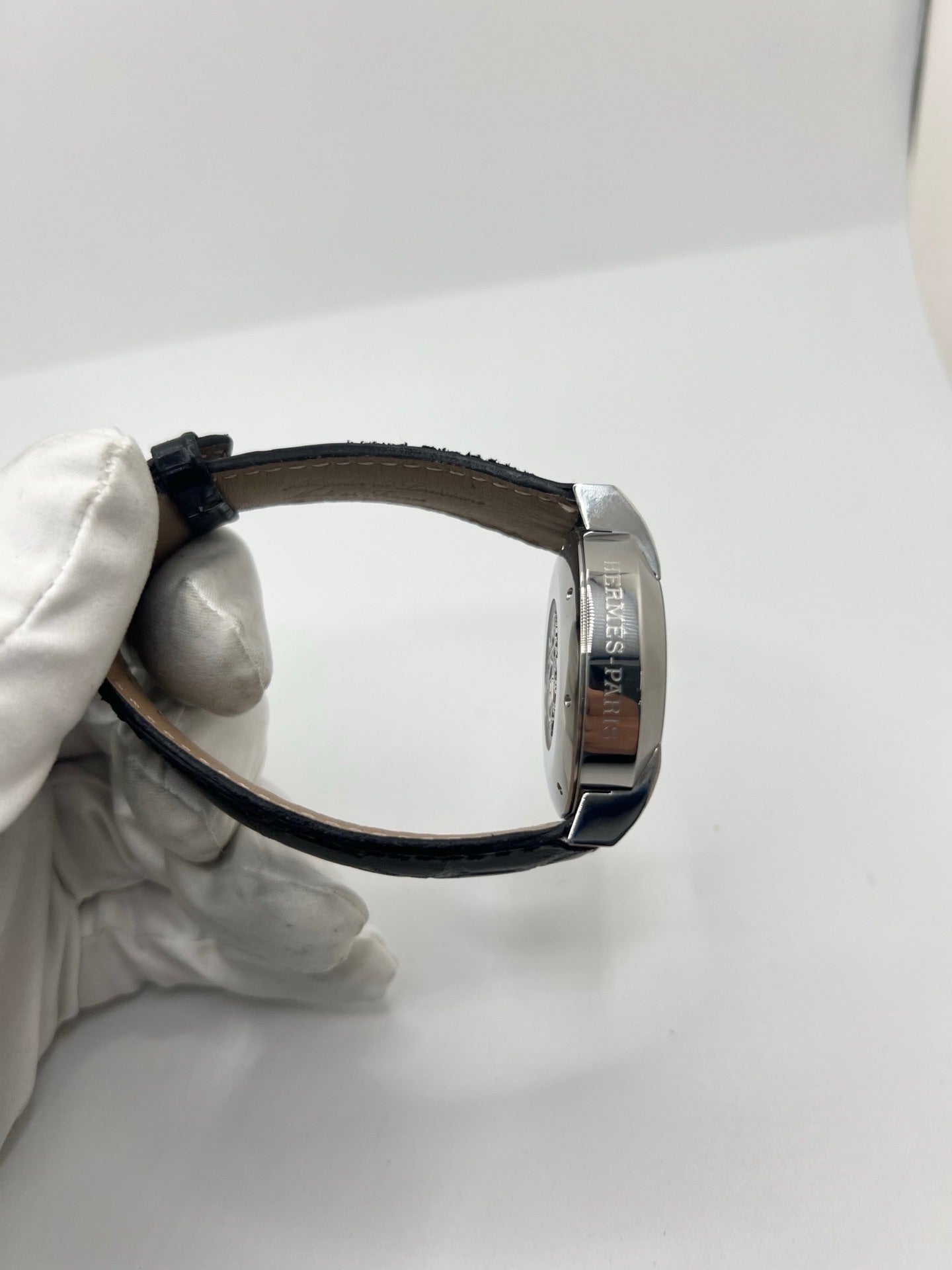 Montre Hermès Nomade Chronograph en acier avec boîtier de 39 mm et cadran blanc à index bâtons. Ce chronographe à mouvement quartz est équipé d’un verre saphir, d’un affichage de la date et d’un bracelet en cuir de crocodile gris avec boucle déployante en acier. Son design élégant et sportif reflète le savoir-faire horloger de la maison Hermès. Modèle unisexe d’occasion en très bon état, alliant confort, précision et raffinement au quotidien.

