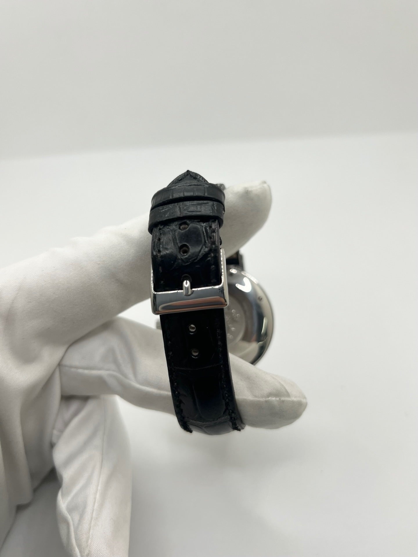Montre Hermès Nomade Chronograph en acier avec boîtier de 39 mm et cadran blanc à index bâtons. Ce chronographe à mouvement quartz est équipé d’un verre saphir, d’un affichage de la date et d’un bracelet en cuir de crocodile gris avec boucle déployante en acier. Son design élégant et sportif reflète le savoir-faire horloger de la maison Hermès. Modèle unisexe d’occasion en très bon état, alliant confort, précision et raffinement au quotidien.
