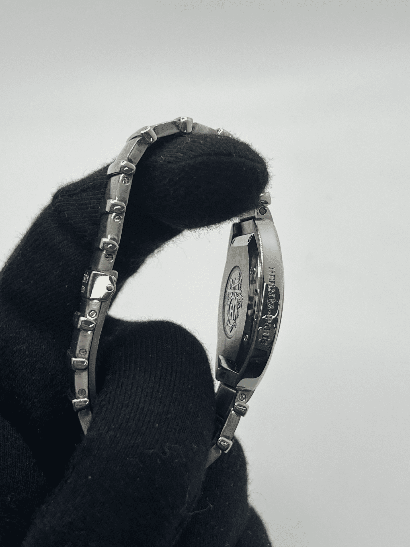 Découvrez la Hermès Espace, une montre d’exception au design raffiné et intemporel. Ce modèle Hermès Espace séduit les amateurs de montres de luxe grâce à son style élégant et sa qualité irréprochable. Qu’elle soit vintage, automatique, ou de collection, la Hermès Espace reste une pièce rare et prestigieuse pour sublimer votre poignet.