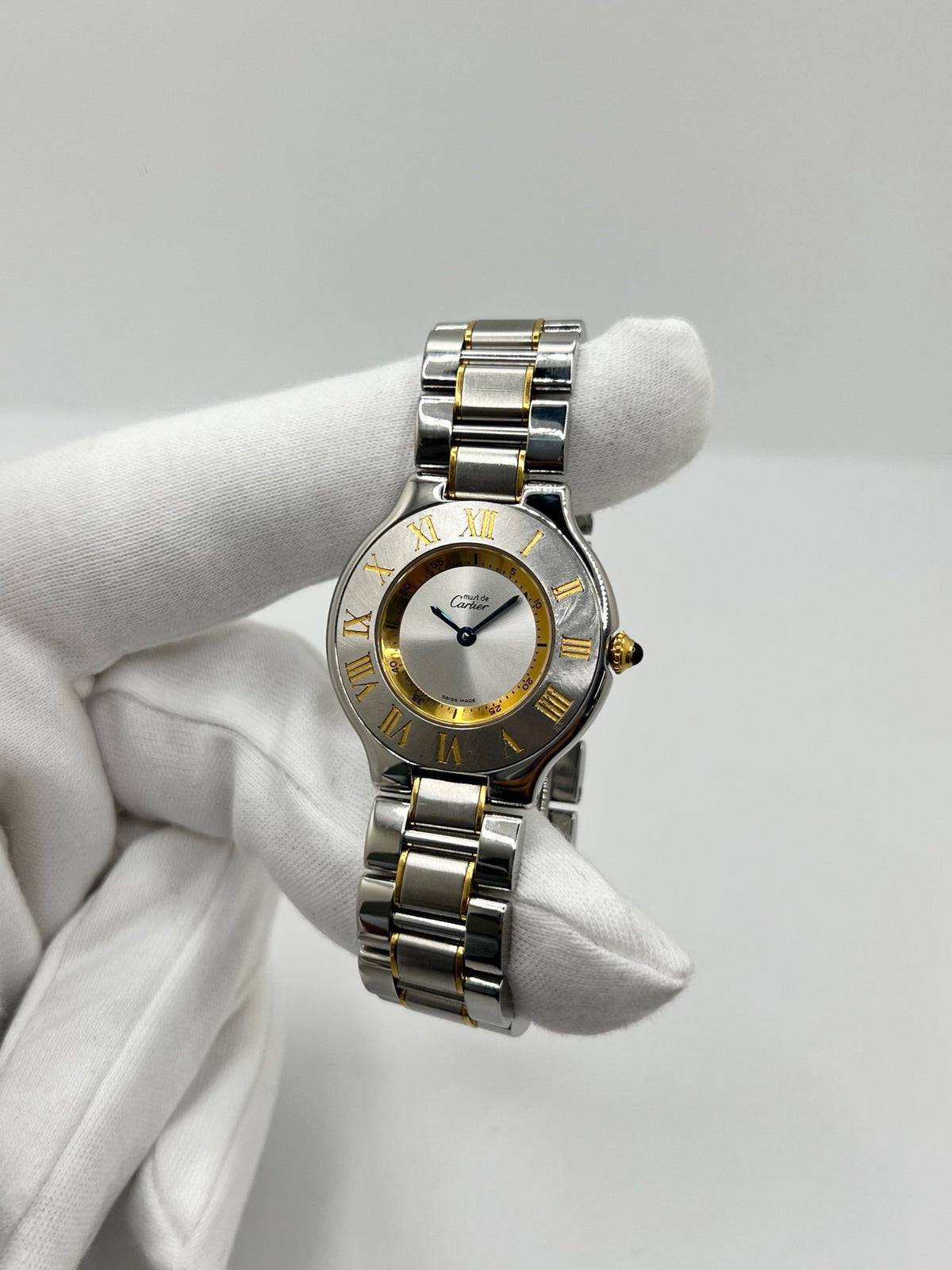 Montre Cartier 21 Must de Cartier 1330 en acier, équipée d’un mouvement à quartz et d’un boîtier de 31 mm. Son cadran argenté, protégé par un verre saphir, apporte une allure élégante et intemporelle. Cette montre Cartier est montée sur un bracelet en acier assorti au boîtier. Étanche à 3 ATM, elle se distingue par son design raffiné et polyvalent. Un modèle emblématique de la collection 21 Must de Cartier, en très bon état.