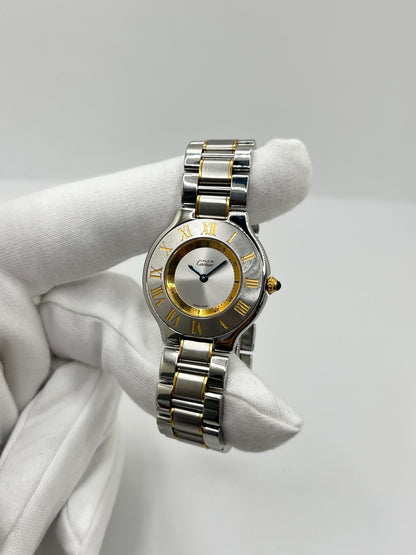 Montre Cartier 21 Must de Cartier 1330 en acier, équipée d’un mouvement à quartz et d’un boîtier de 31 mm. Son cadran argenté, protégé par un verre saphir, apporte une allure élégante et intemporelle. Cette montre Cartier est montée sur un bracelet en acier assorti au boîtier. Étanche à 3 ATM, elle se distingue par son design raffiné et polyvalent. Un modèle emblématique de la collection 21 Must de Cartier, en très bon état.