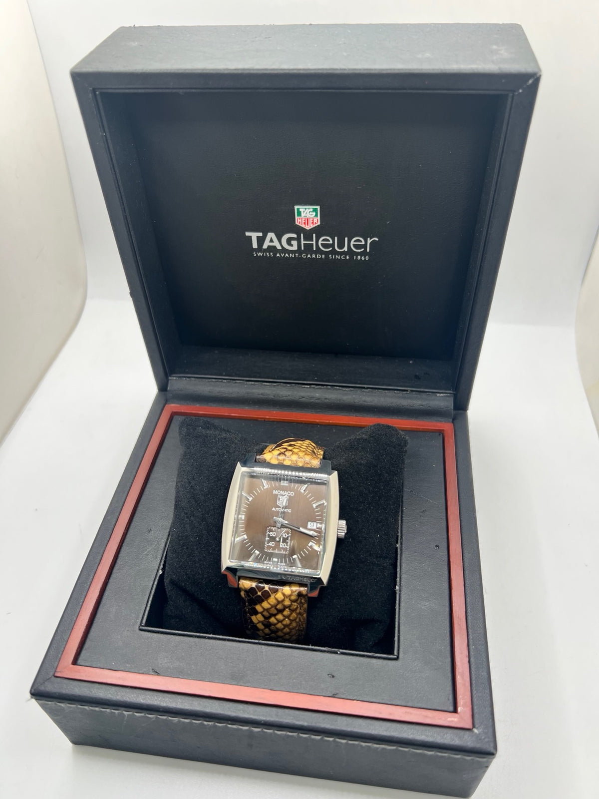 Montre TAG Heuer Monaco Calibre 6 WW2115 pour homme, équipée d’un mouvement automatique offrant une réserve de marche de 42 heures et du calibre 6 doté de 27 pierres. Son boîtier en acier de 37 mm accueille un cadran brun au style élégant et distinctif. Cette TAG Heuer Monaco est montée sur un bracelet en cuir de serpent avec boucle déployante en acier. Dotée d’un affichage de la date, elle allie design emblématique et savoir-faire horloger. Vendue avec son coffret d’origine, en très bon état.