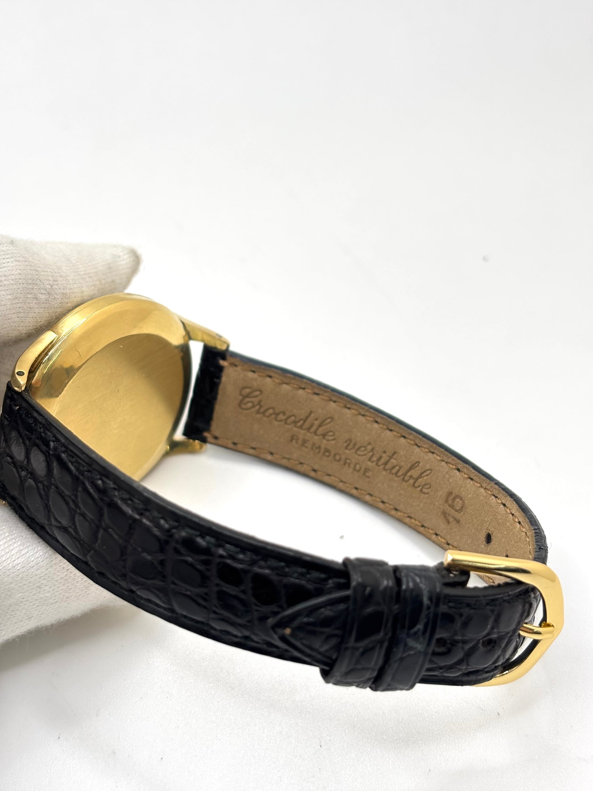IWC Vintage Calibre 89 en or jaune 18K de 35 mm, équipée d'un mouvement mécanique à remontage manuel réputé pour sa précision et sa fiabilité. Cette montre de collection présente un élégant cadran champagne à chiffres arabes, un verre plexiglas et un bracelet en cuir noir. Révisée en interne, garantie 1 an, elle séduira les amateurs d'horlogerie suisse, de montres vintage et de pièces d'exception.