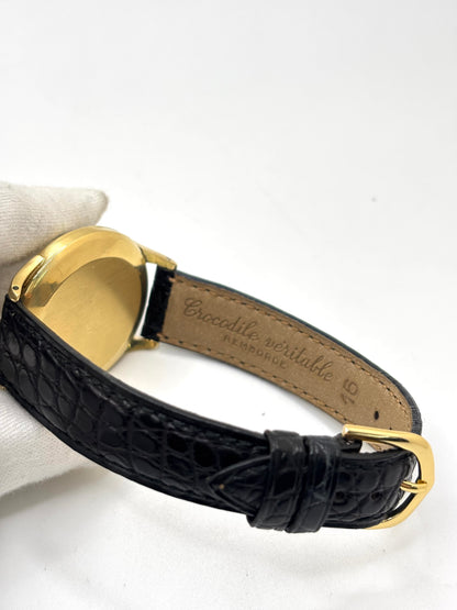 IWC Vintage Calibre 89 en or jaune 18K de 35 mm, équipée d'un mouvement mécanique à remontage manuel réputé pour sa précision et sa fiabilité. Cette montre de collection présente un élégant cadran champagne à chiffres arabes, un verre plexiglas et un bracelet en cuir noir. Révisée en interne, garantie 1 an, elle séduira les amateurs d'horlogerie suisse, de montres vintage et de pièces d'exception.