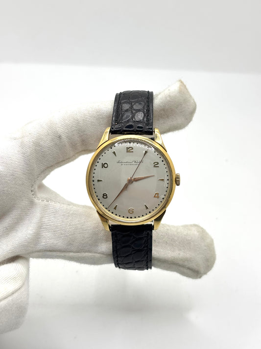 IWC Vintage Calibre 89 en or jaune 18K de 35 mm, équipée d'un mouvement mécanique à remontage manuel réputé pour sa précision et sa fiabilité. Cette montre de collection présente un élégant cadran champagne à chiffres arabes, un verre plexiglas et un bracelet en cuir noir. Révisée en interne, garantie 1 an, elle séduira les amateurs d'horlogerie suisse, de montres vintage et de pièces d'exception.