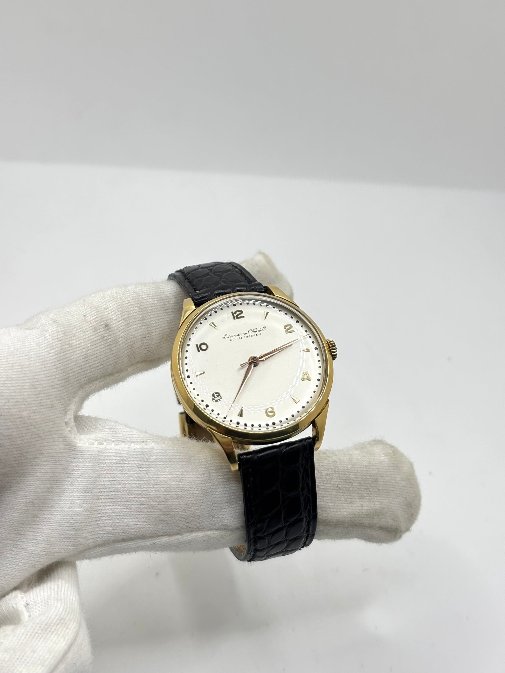 IWC Vintage Calibre 89 en or jaune 18K de 35 mm, équipée d'un mouvement mécanique à remontage manuel réputé pour sa précision et sa fiabilité. Cette montre de collection présente un élégant cadran champagne à chiffres arabes, un verre plexiglas et un bracelet en cuir noir. Révisée en interne, garantie 1 an, elle séduira les amateurs d'horlogerie suisse, de montres vintage et de pièces d'exception.