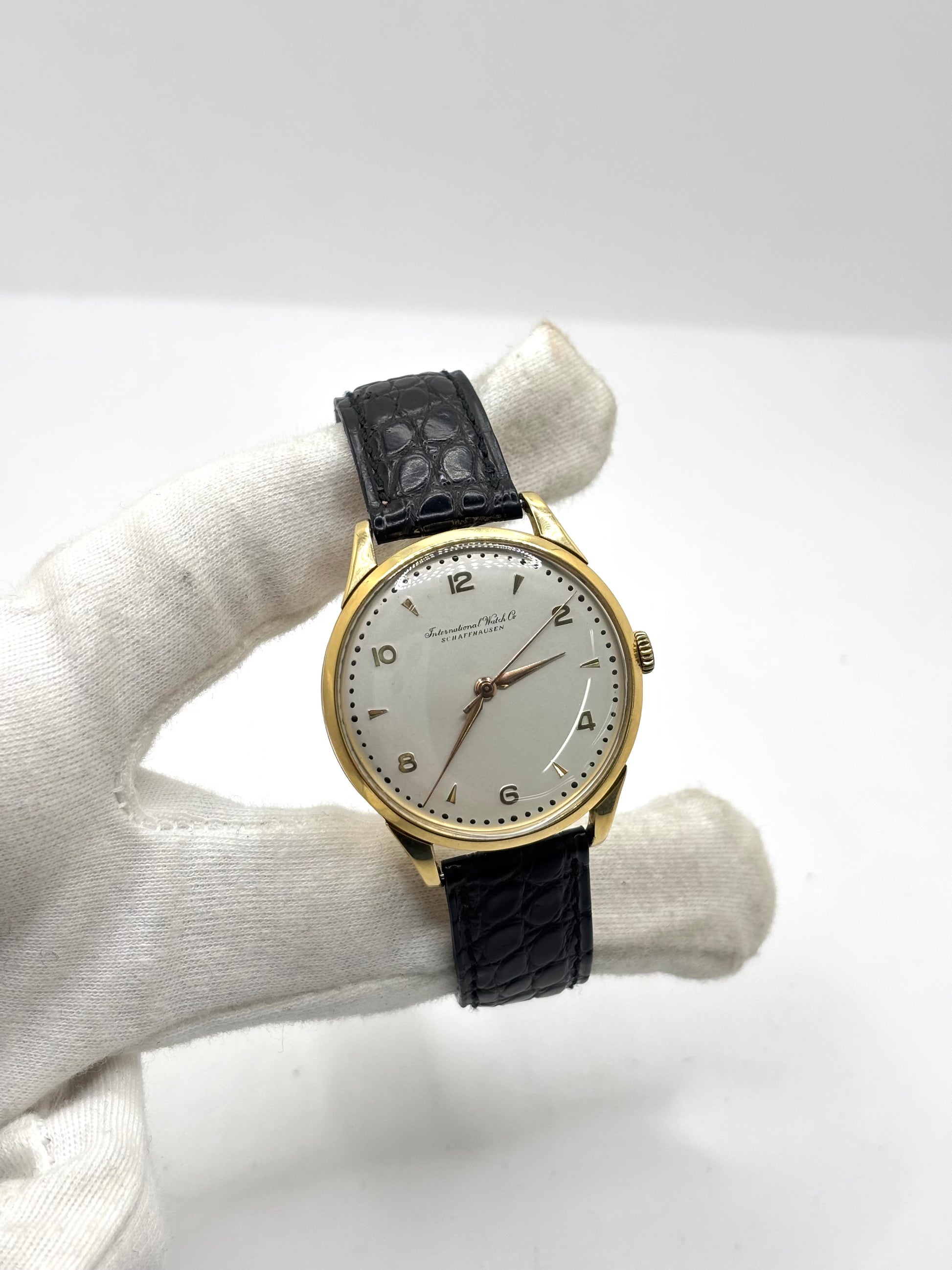 IWC Vintage Calibre 89 en or jaune 18K de 35 mm, équipée d'un mouvement mécanique à remontage manuel réputé pour sa précision et sa fiabilité. Cette montre de collection présente un élégant cadran champagne à chiffres arabes, un verre plexiglas et un bracelet en cuir noir. Révisée en interne, garantie 1 an, elle séduira les amateurs d'horlogerie suisse, de montres vintage et de pièces d'exception.